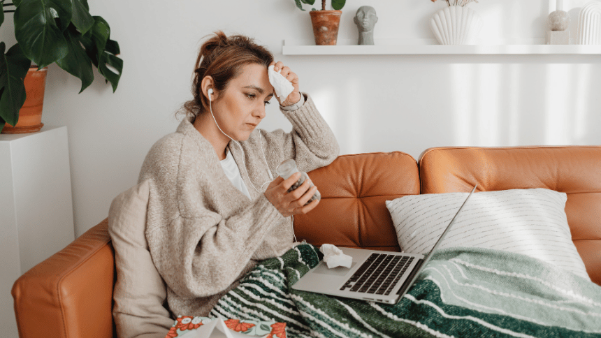 Nemocná žena, která má bolest hlavy.