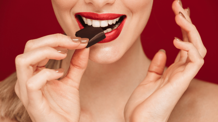 žena konzumující hořkou čokoládu.
