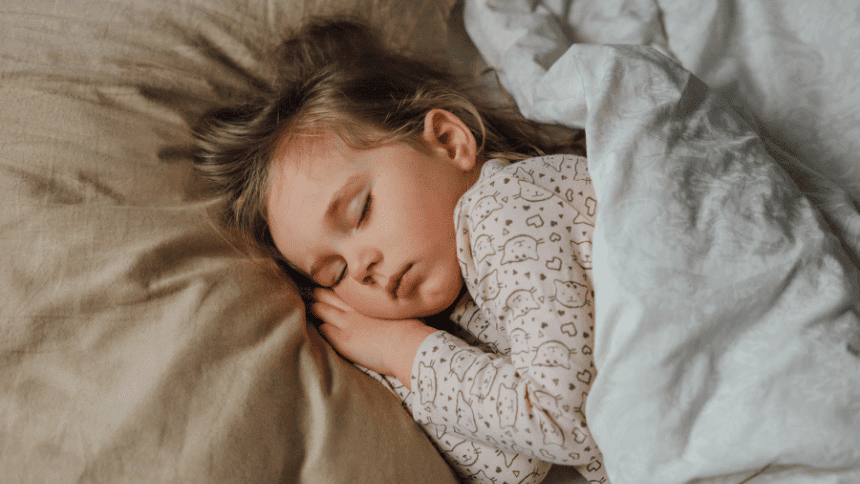 Spící dítě v posteli.