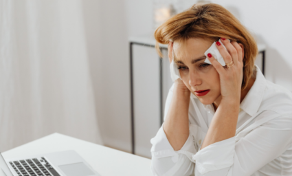 Unavená, nemocná žena s bolestí hlavy.