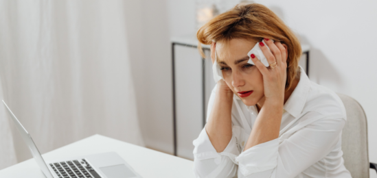 Unavená, nemocná žena s bolestí hlavy.