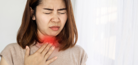 žena pociťující bolest v krku.