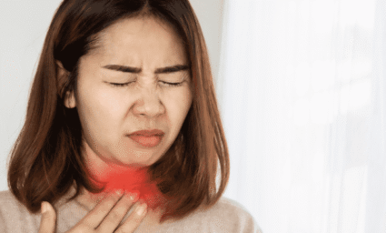 žena s bolestí v krku.