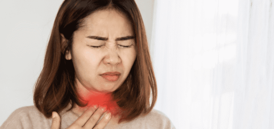 žena s bolestí v krku.