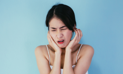 žena se silnou bolestí ucha.