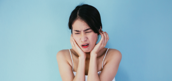 žena se silnou bolestí ucha.