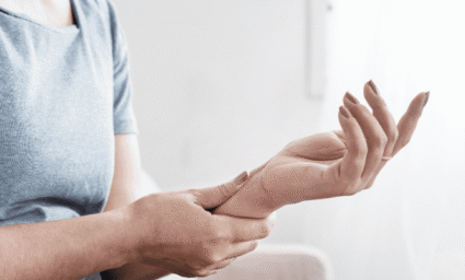 Silná bolest zápěstního kloubu.