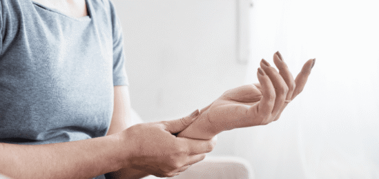 Silná bolest zápěstního kloubu.