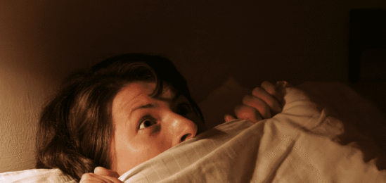 Vyděšená žen a v posteli.