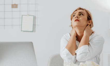 Žena zavalená prací, cítící se pod tlakem.