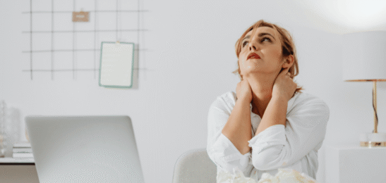 Žena zavalená prací, cítící se pod tlakem.