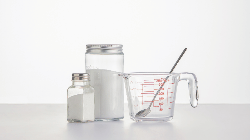 Odměrka na vodu a vedle stojící sůl.