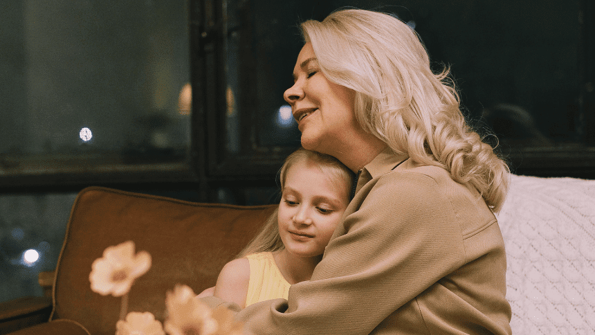 Matka objímající svou dceru.