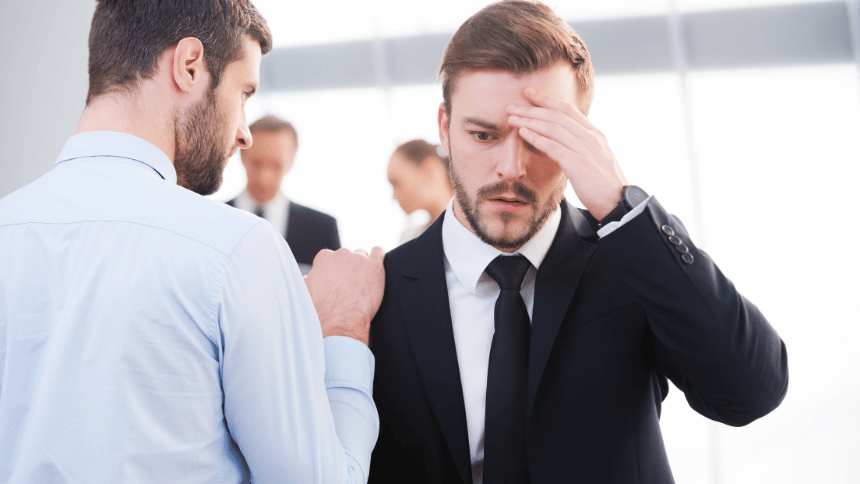 Muž projevující známky neklidu a rozrušení.