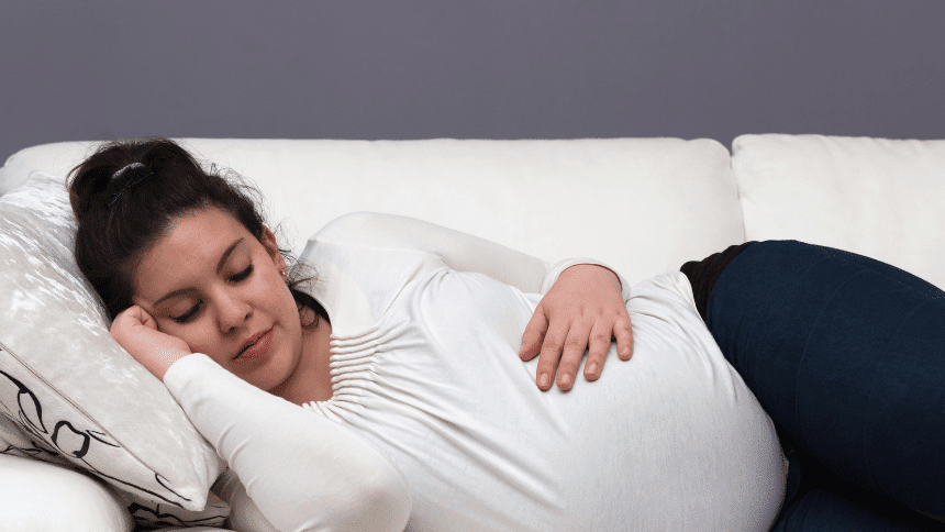 Spící těhotná žena.