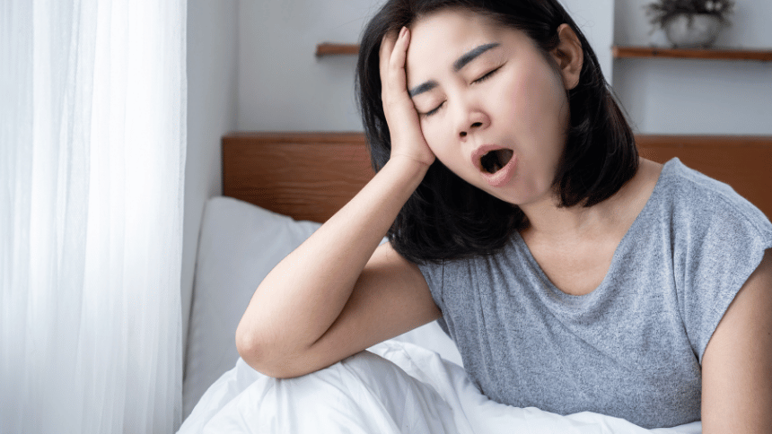 Zívající žena únavou.