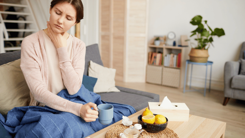 žena trpící bolestí v krku, která je způsobená nemocí.