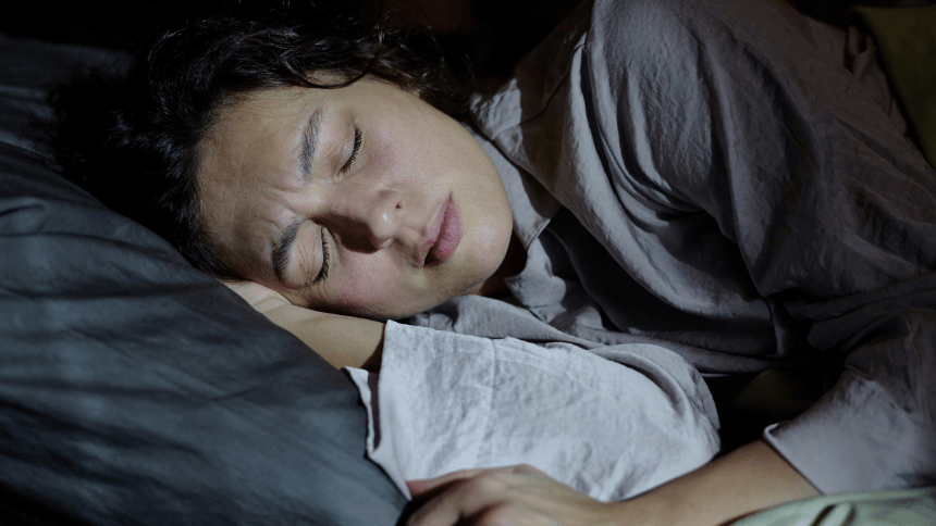 žena trpící neklidným spánkem.