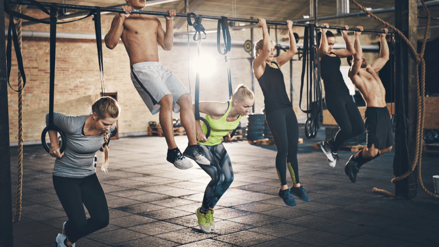Lidé cvičící v crossfit posilovně.