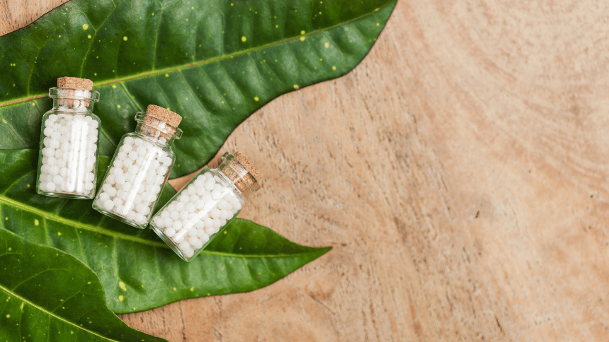 Tři skleničky homeopatických léků.