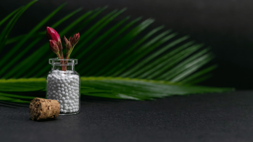 sklenička s homeopatiky.