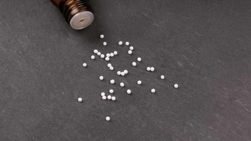 Vysypané pilulky homeopatik.