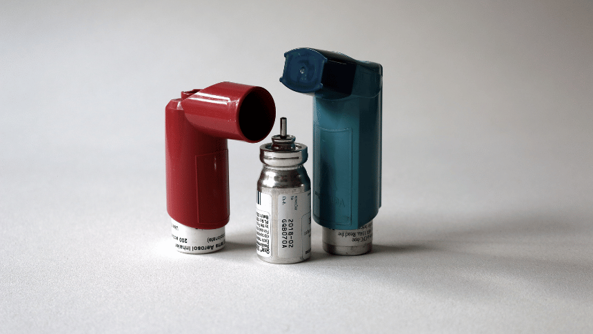 Inhalátory pro astmatiky.