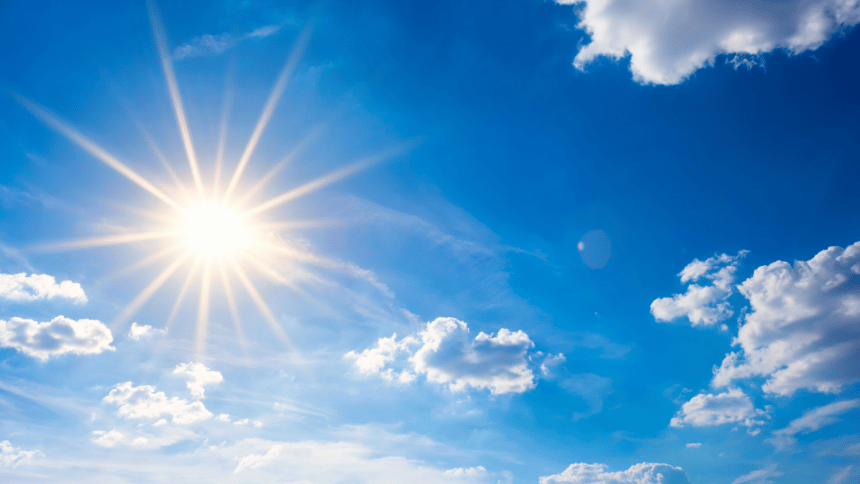 Svítící slunce na obloze.