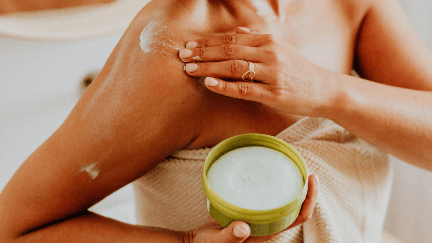 Hydratační krém zlepšující zdraví pokožky s lupénkou.