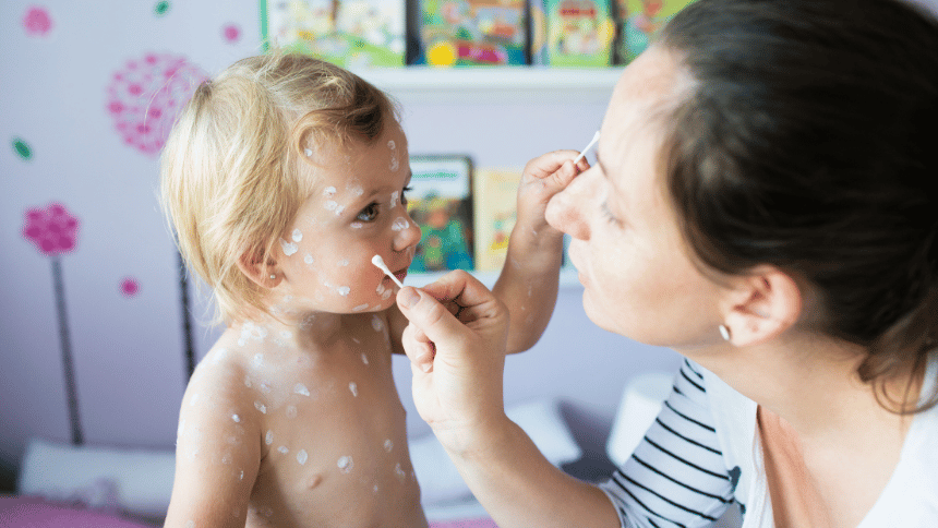 Nakažené dítě a starající se matka.