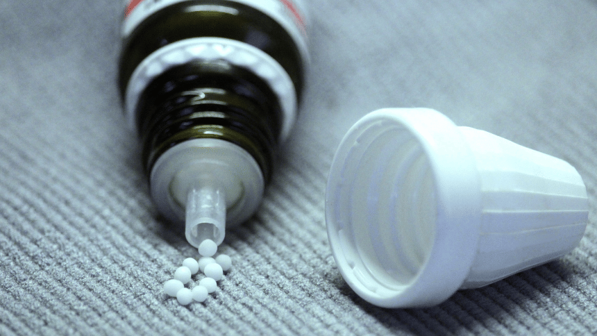 Lahvička s homeopatickým lékem.