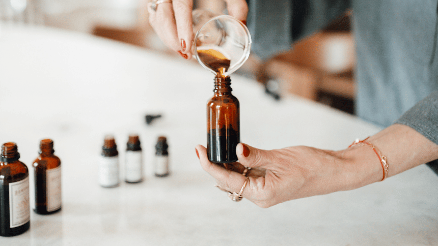 Proces připravování homeopatického léku.