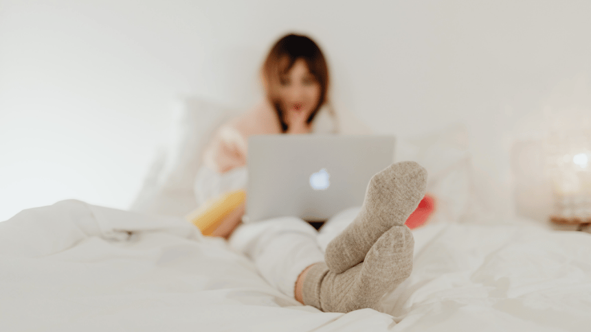 žena v klidovém režimu uložená v posteli.