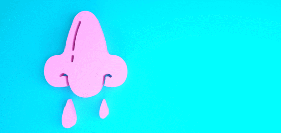 Nos vystřižený z papíru společně s papírovými nudlemi.