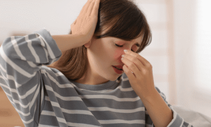 žena s bolestí nosních dutin.