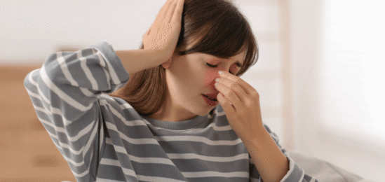 žena s bolestí nosních dutin.