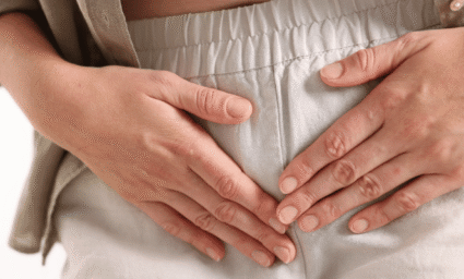 žena držící si spodní část břicha, protože ji trápí zánět močových cest.