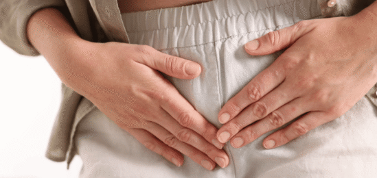 žena držící si spodní část břicha, protože ji trápí zánět močových cest.