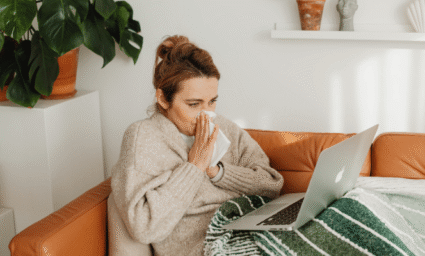 smrkající žena na gauči.