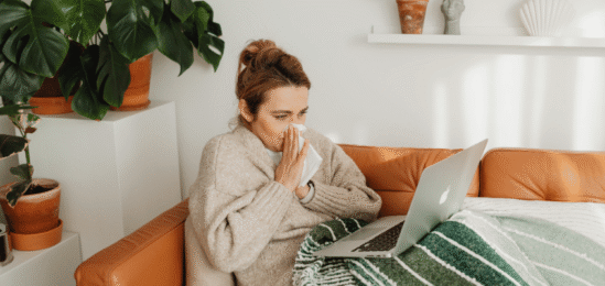 smrkající žena na gauči.