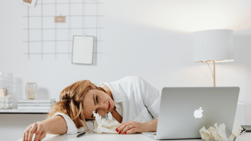 nemocná žena trpící únavou.