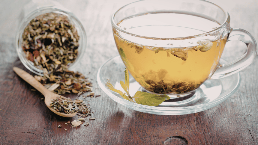 čaj z léčivé byliny.