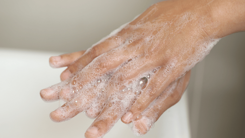 Důkladné mytí rukou jako prevence zánětu.