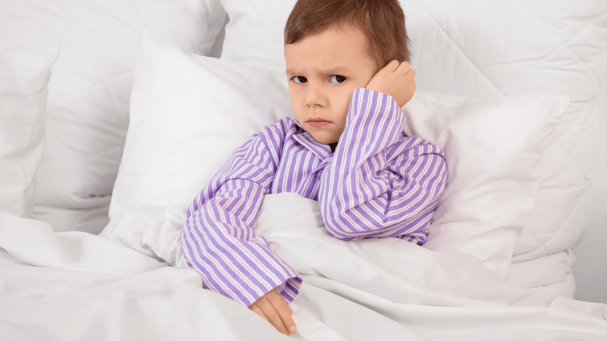 Nemocné dítě se zánětem středního ucha.