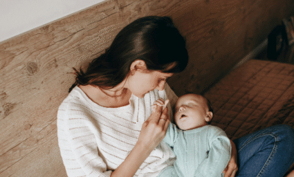 Matka držící malé miminko.