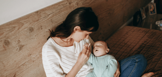 Matka držící malé miminko.