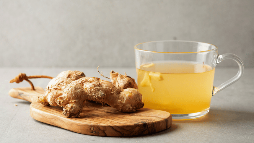 Čerstvý zázvor a zázvorový čaj.