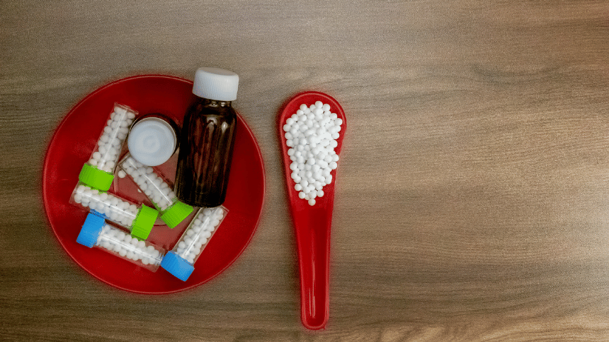 Miska plná homeopatik.