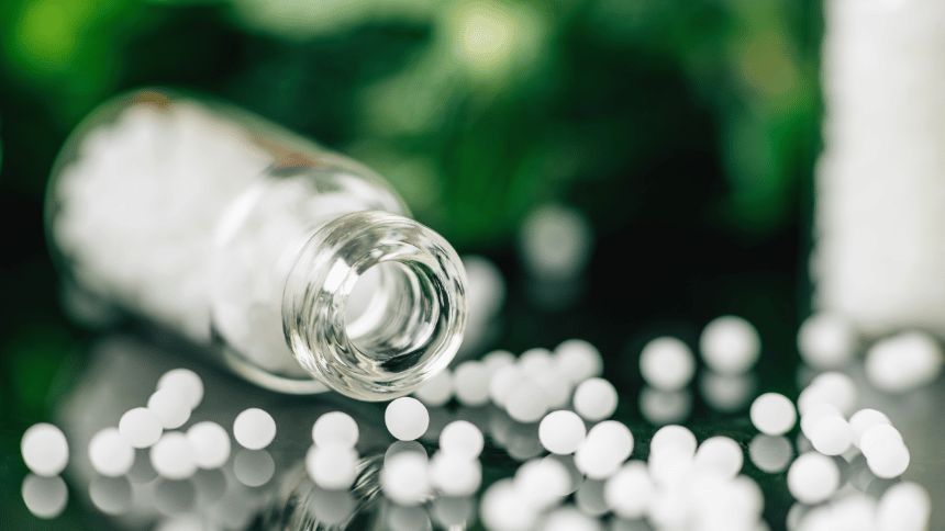 Rozsypaná homeopatika po stole.