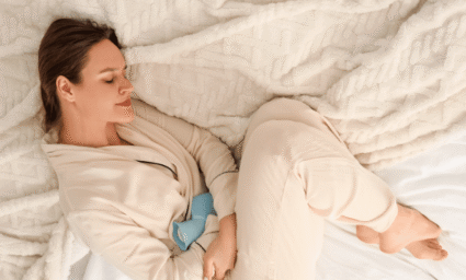 Teplý obklad na zmírnění křečí v břiše.